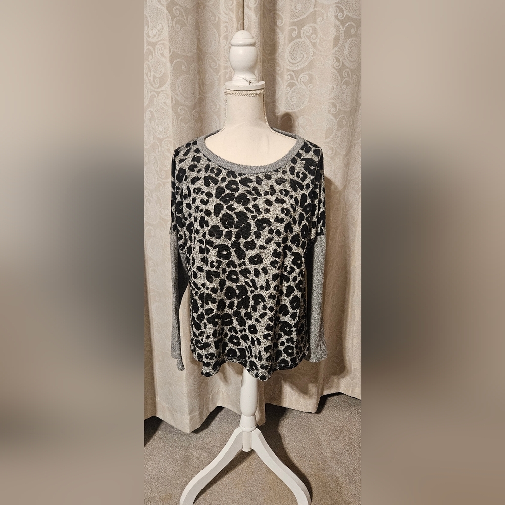 Chic Leopard Print Sweatshirt - Black and Gray